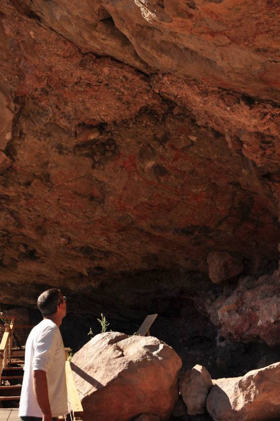 Admirado com a altura das pinturas rupestres na Cueva Ratón, na Sierra de San Francisco, na Baja California - México